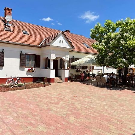 Noble'S Panzio Es Etterem Bed & Breakfast Nemesnép Exterior photo