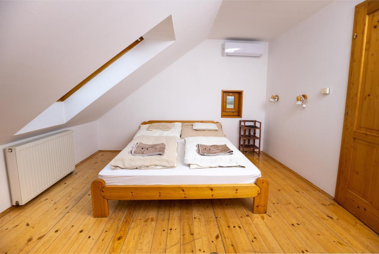 Noble'S Panzio Es Etterem Bed & Breakfast Nemesnép Exterior photo