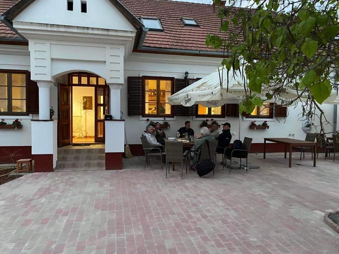 Noble'S Panzio Es Etterem Bed & Breakfast Nemesnép Exterior photo